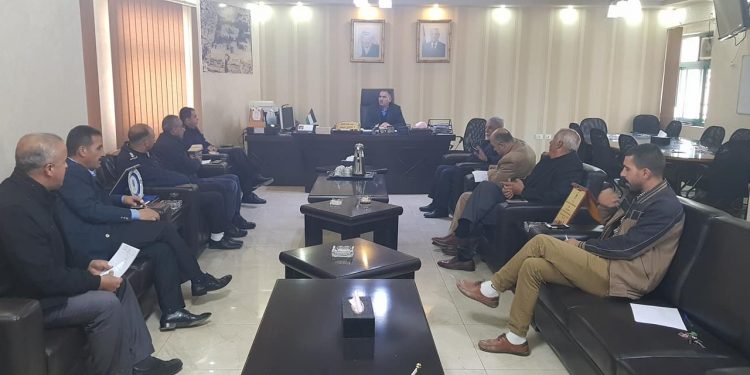 بلدية حلحول تعقد اجتماعا ” طارئا ” مع عدد من مؤسسات المدينة .
