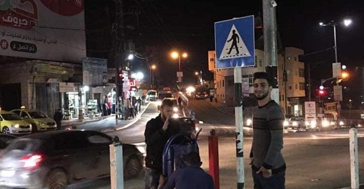 بلدية حلحول و مجلس محلي شبابي حلحول يعملان على تركيب سلات مهملات في عدد من شوارع المدينة