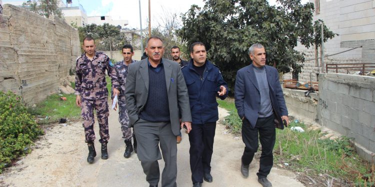 بلدية حلحول وجهاز الدفاع المدني يقومان بجولة تفقدية في المدينة
