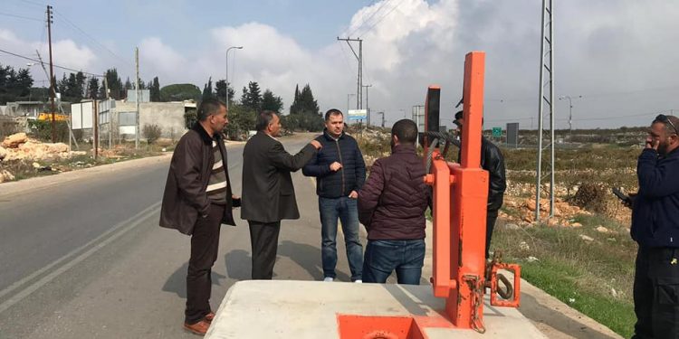 بلدية حلحول ومؤسسة سانت إيف يقومان بمتابعة ازالة البوابة الاحتلالية في حلحول
