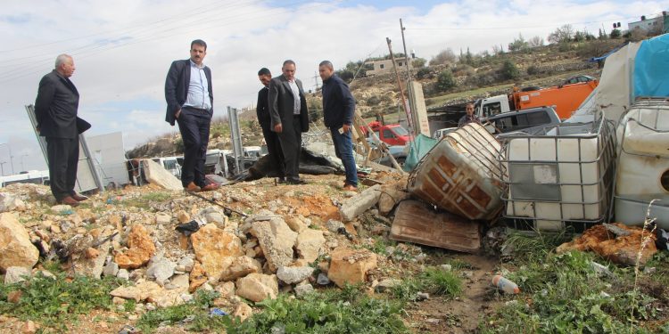 بلدية حلحول والارتباط المدني يتفقدون موقع في المدينة تم الاعتداء عليه من قبل قوات الاحتلال