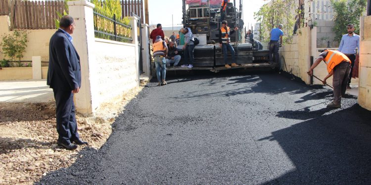 بتكلفة 800000 شيكل, بلدية حلحول تنجز أعمال مشروع تأهيل وتعبيد طريق واد الظل