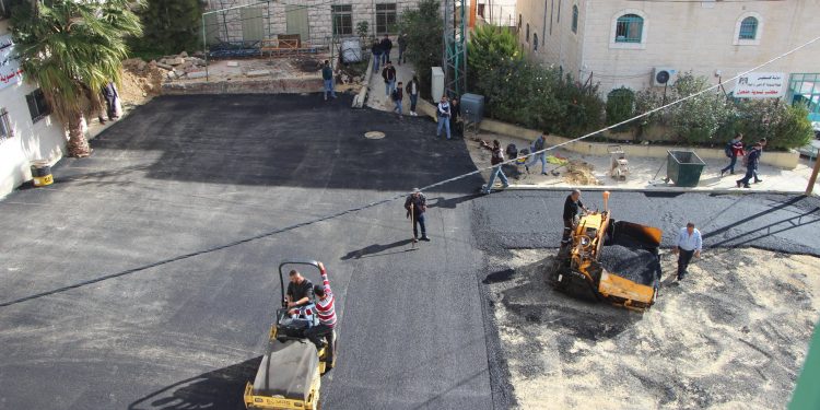 بلدية حلحول تقوم بتعبيد مقطع خلف دار البلدية
