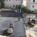 بلدية حلحول تقوم بتعبيد مقطع خلف دار البلدية