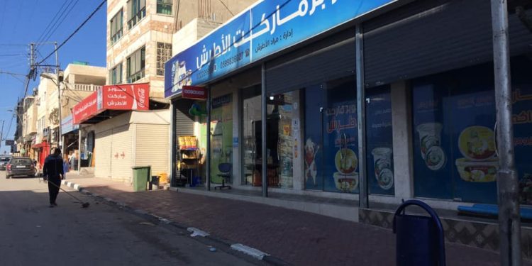 بلدية حلحول ومجلس محلي شبابي حلحول يستكملان تركيب سلات مهملات