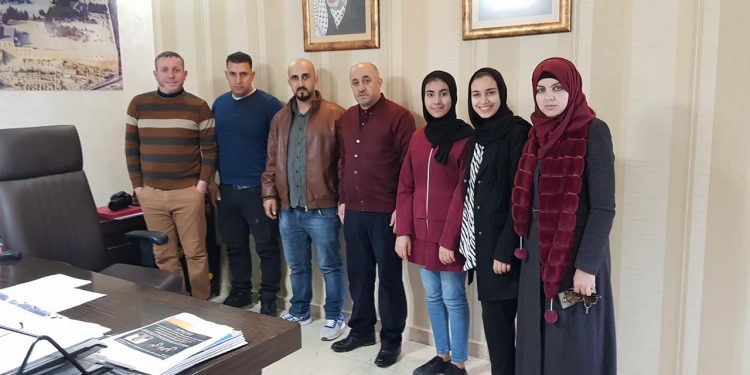 بلدية حلحول ومدرسة القادسية تنجزان تركيب آرمات ضمن مبادرة قضيني رمز هويتي
