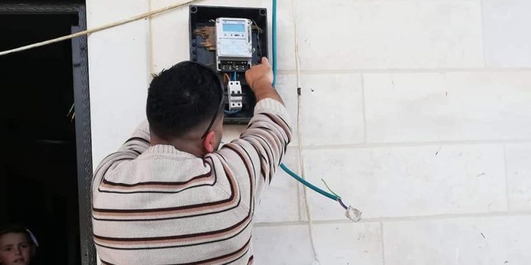 بلدية حلحول تقوم بتمديد أول اشتراك كهرباء مسبق الدفع في منطقة حسكا وخلة العنقور تابع لكهرباء حلحول