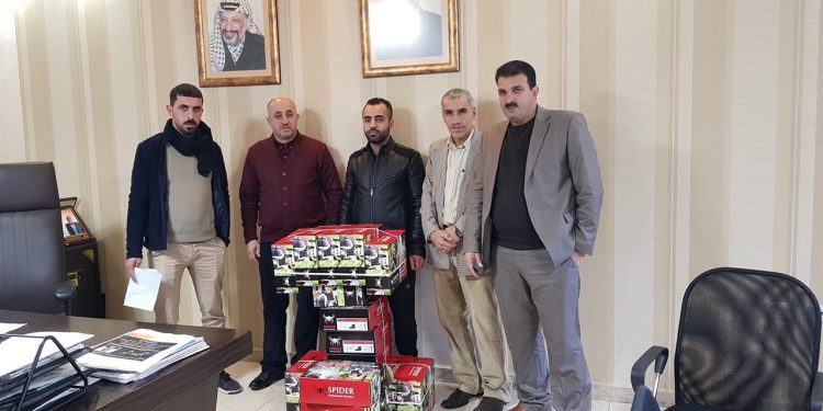 بلدية حلحول تستلم 20 حذاء شتوي مقدمة لموظفي قسم الصحة في البلدية