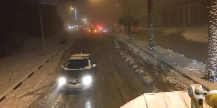 بلدية حلحول تتعامل مع المنخفض الجوي القطبي بعد اعلانها حالة الطواريء