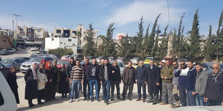 بلدية حلحول تعلق دوامها وتنظم وقفة تضامنية مع بلديتي رام الله والبيرة
