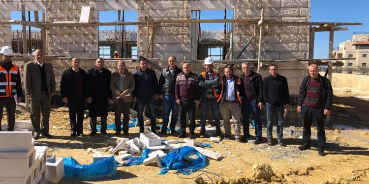 بلدية حلحول تقوم بجولة تفقدية على مشروع مستشفى الرئيس محمود عباس الحكوم