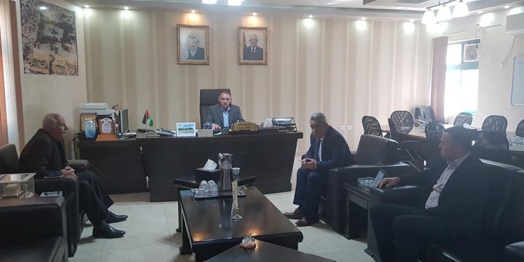 بلدية حلحول تعقد اجتماعا مع الارتباط المدني الفلسطيني
