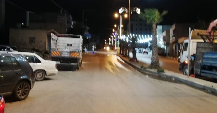 بلدية حلحول تنتهي من تزيين المدينة استعداد لشهر رمضان المبارك