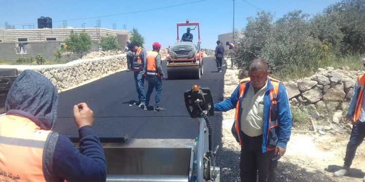 بلدية حلحول تنهي تعبيد طريق مدرسة الصخرة المشرفة