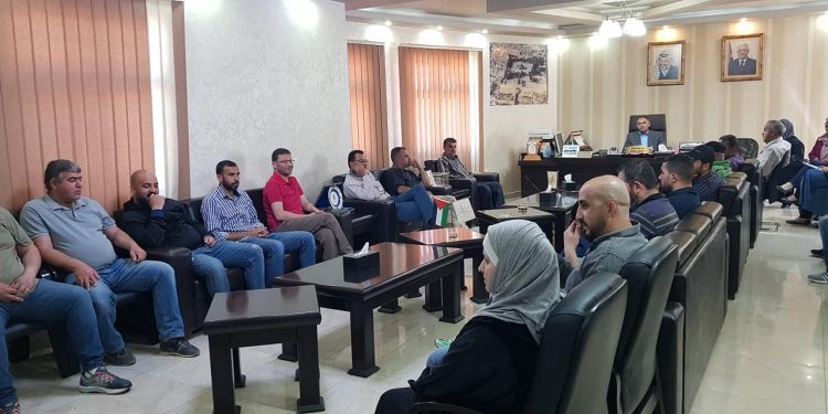 بلدية حلحول تعقد إجتماعا “مع موظفيها “