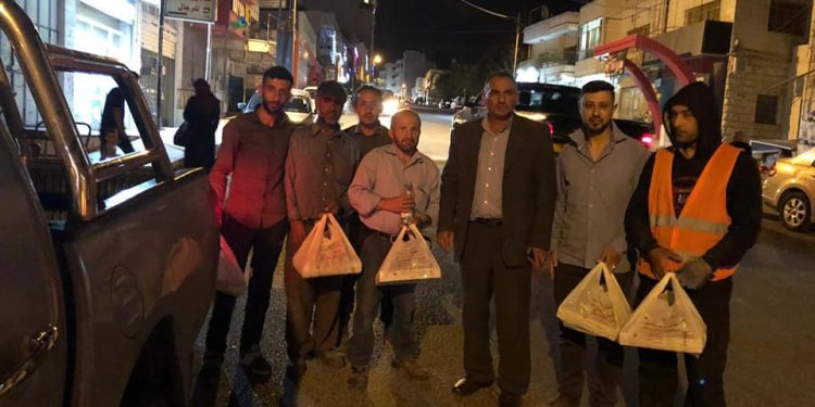 بلدية حلحول تعايد على موظفي قسم الصحة والبيئة