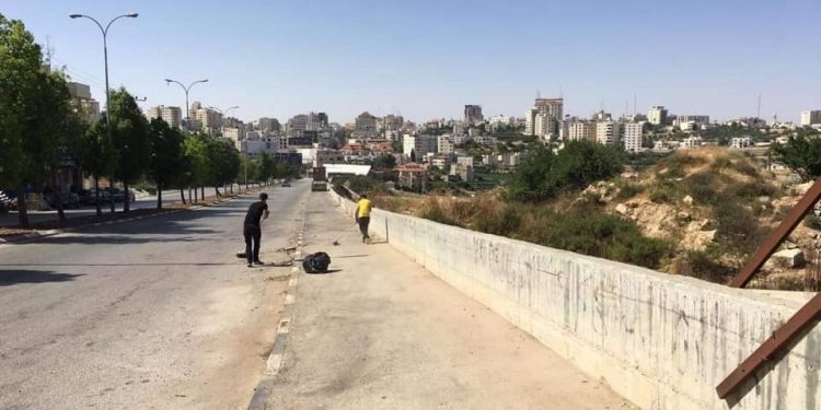 بلدية حلحول و مجلس محلي شبابي حلحول يبدآن بحملة مدخل مدينتنا الأجمل تحت عنوان #لاترميها_على_الأرض: