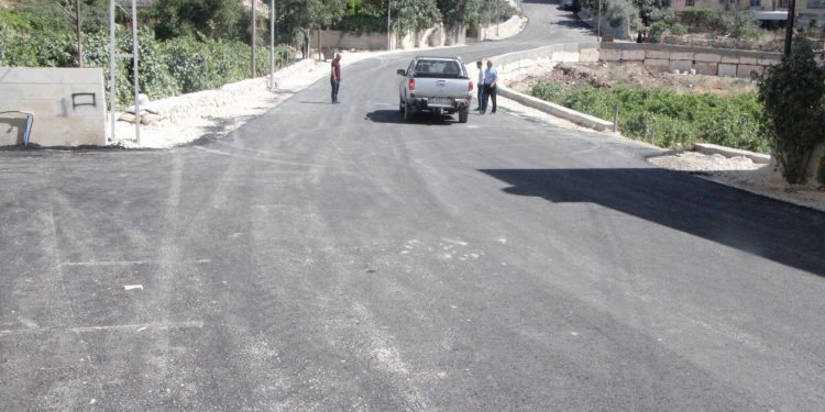 بلدية حلحول تنهي اعمال تعبيد طريق خلة الحرم