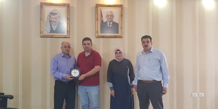 بلدية حلحول تكرم المهندس حسام جعافرة مدير مكتب هيئة تسوية المياه والاراضي – حلحول