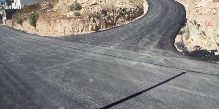 بلدية حلحول تنهي أعمال تعبيد شارع عقبة وحش
