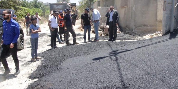 بلدية حلحول بأعمال تعبيد طريق ” عين أم جبير “