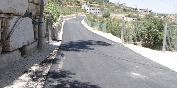 بلدية حلحول تنهي أعمال تعبيد شارع أم جبير