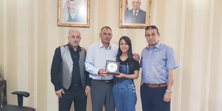 بلدية حلحول تكرم الطالبة حنان محمود شاكر أبوعصبة رئيسة برلمان الأونروا الطلابي على مستوى الضفة الغربية