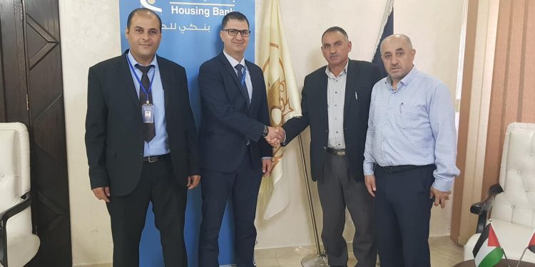 بنك الاسكان فرع حلحول يساهم في تاهيل دوار الذروة