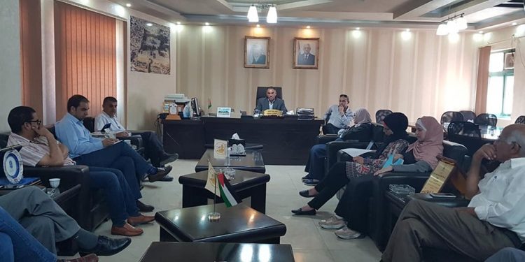 المجلس البلدي يعقد اجتماعاً مع موظفي البلدية