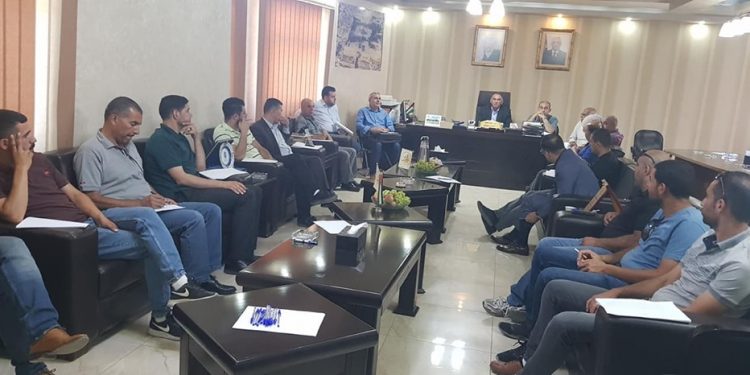 بلدية حلحول تعقد لقاءا” مع عدد من المسؤولين في الأجهزه الأمنيه وبعض مؤسسات المدينه لمناقشه خطه إزاله التعديات عن الشوارع والارصفه