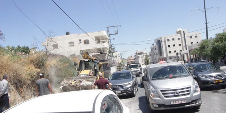 بلدية حلحول تشرع بحملة ازالة التعديات في المدينة
