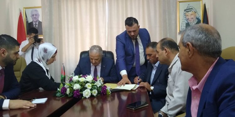 بلدية حلحول ووزارة النقل والمواصلات يوقعان إتفاقية تعاون لإنشاء مديرية للنقل والمواصلات ومركز فحص فني للمركبات في المدينة