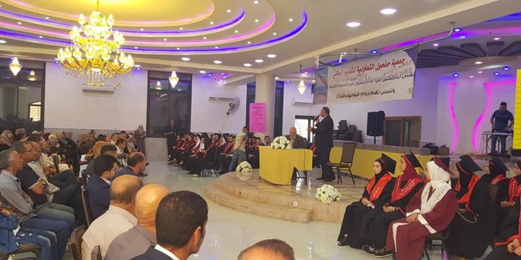 بلدية حلحول تشارك جمعية التعليم العالي تكريم الطلبة المتفوقين في الثانوية العامة ( الانجاز )