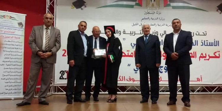 بلدية حلحول تشارك في حفل التكريم الذي أقامته مديرية تربية شمال الخليل لطلبة الثانوية العامة المتفوقين الإنجاز ٢٠١٩