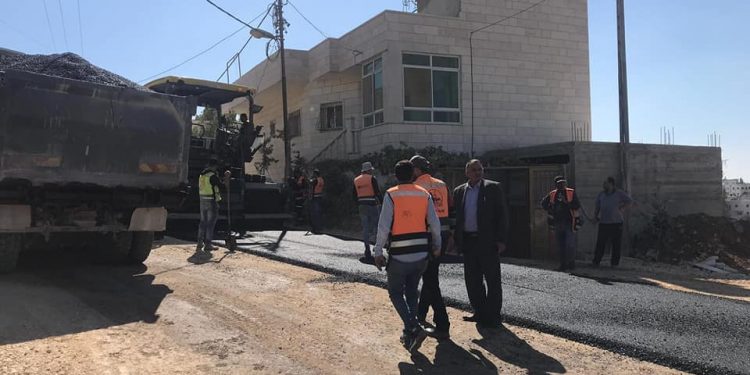 بلدية حلحول تشرع باعمال تعبيد شوارع واد الجيف – خلة الحرم – ديوان علان