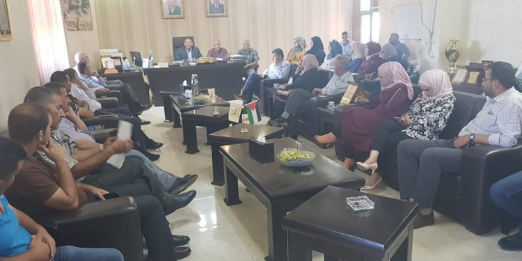 مجلس بلدي حلحول يعقد اجتماعاً مع موظفي البلدية