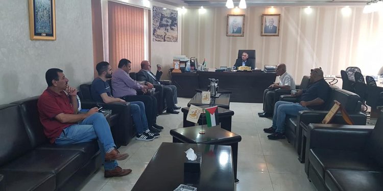 بلدية حلحول تستقبل مدير بريد الخليل