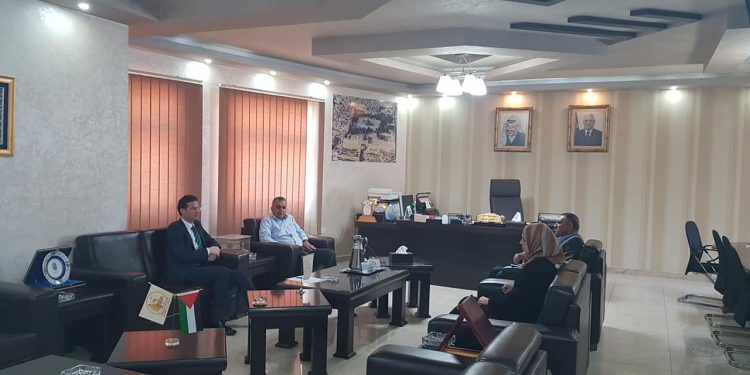 بلدية حلحول تستقبل المدير التنفيذي لمجلس تنظيم قطاع الكهرباء