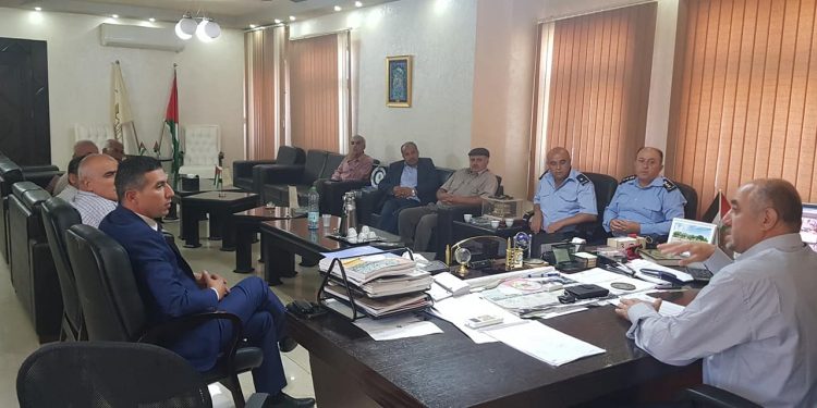 بلدية حلحول تعقد لقاءً مع محافظة الخليل وشرطة حلحول