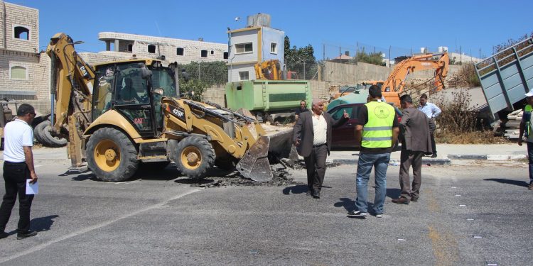 بلدية حلحول تشرع بإزالة عدد من المطبات غير الشرعية ” المخالفة ” في المدينة