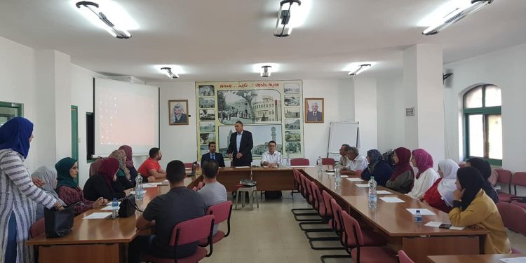 بلدية حلحول تستضيف ورشة عمل  ” المجالس المحلية من الخدمات الى التنمية المحلية “