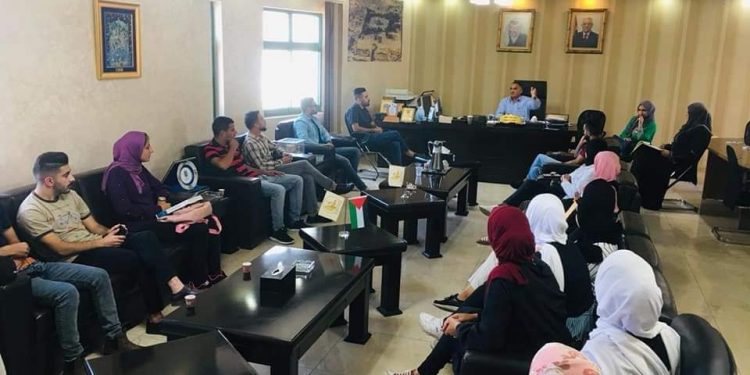 بلدية حلحول تعقد لقاءً مع متطوعي مجلس محلي شبابي حلحول
