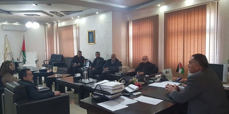 بلدية حلحول تعقد اجتماعا” مع مديرية ضريبة الاملاك / الخليل