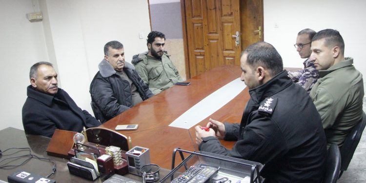 بلدية حلحول تعقد اجتماعاً مع جهاز الدفاع المدني في مدينة حلحول