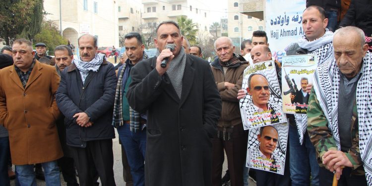 بلدية حلحول تشارك بالوقفة التضامنية مع الاخ المناضل الاسير هاني جعارة