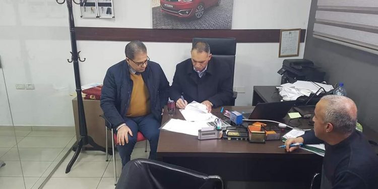 بلدية حلحول توقع اتفاقيات شراء لمركبات وسيارات