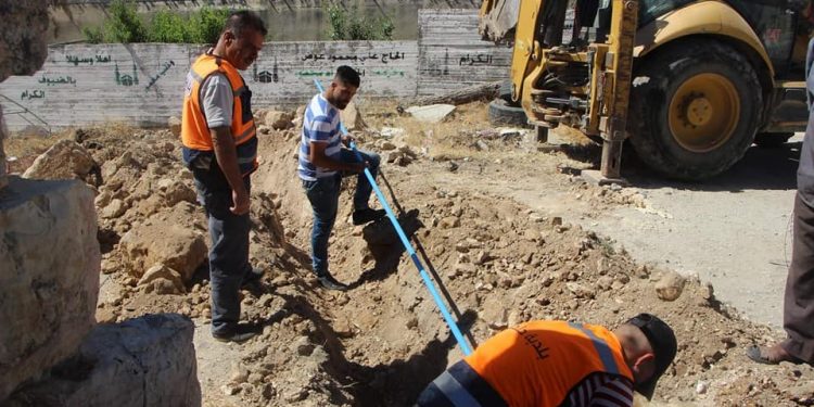 بلدية حلحول تستمر في اعمال تمديد شبكات المياه في مدينة حلحول