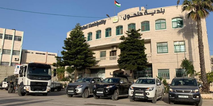 بلدية حلحول تعزز قسم الحركة بعدد من المركبات والسيارات الخدماتية