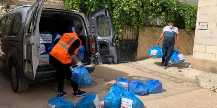 مجلس محلي شبابي حلحول ينفذ مبادرة توزيع طرود صحية وأدوات تعقيم على الأُسر المصابة بفايروس كورونا