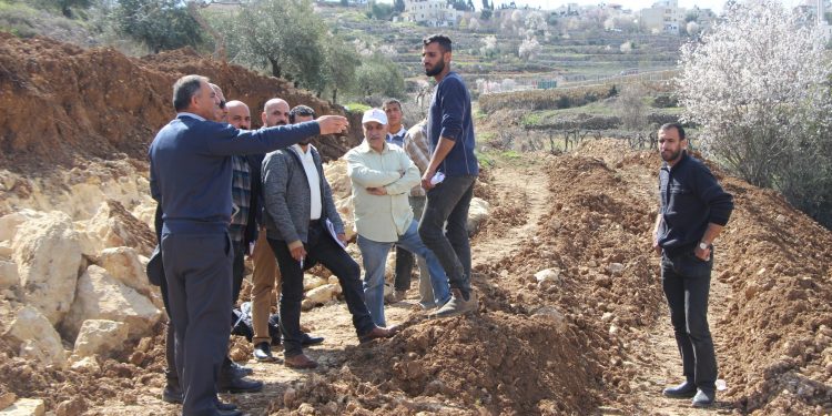 بلدية حلحول تستمر في اعمال شق طرق زراعية